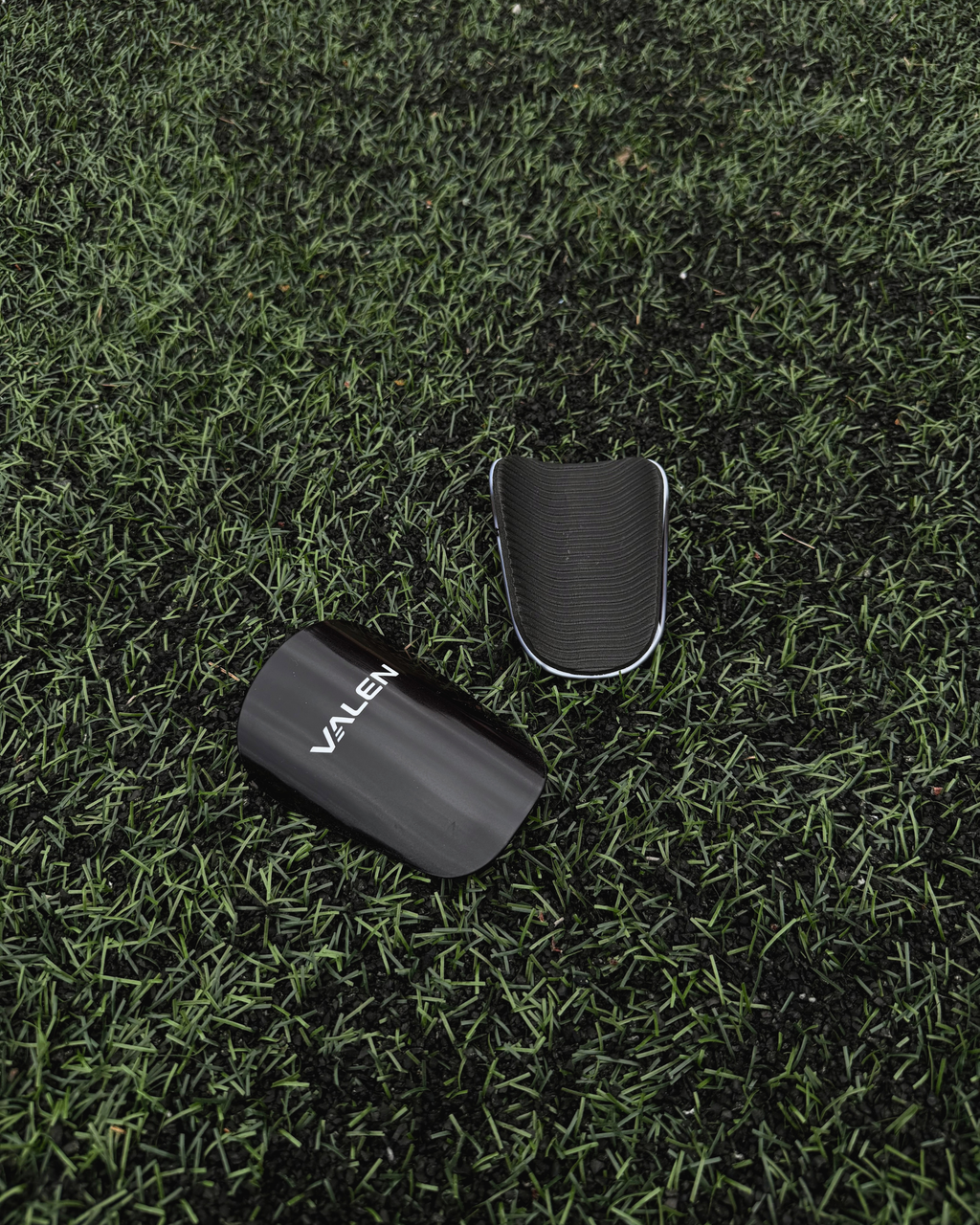 VALEN Mini Shin Pads Black 10×6 cm – mini säärisuojat