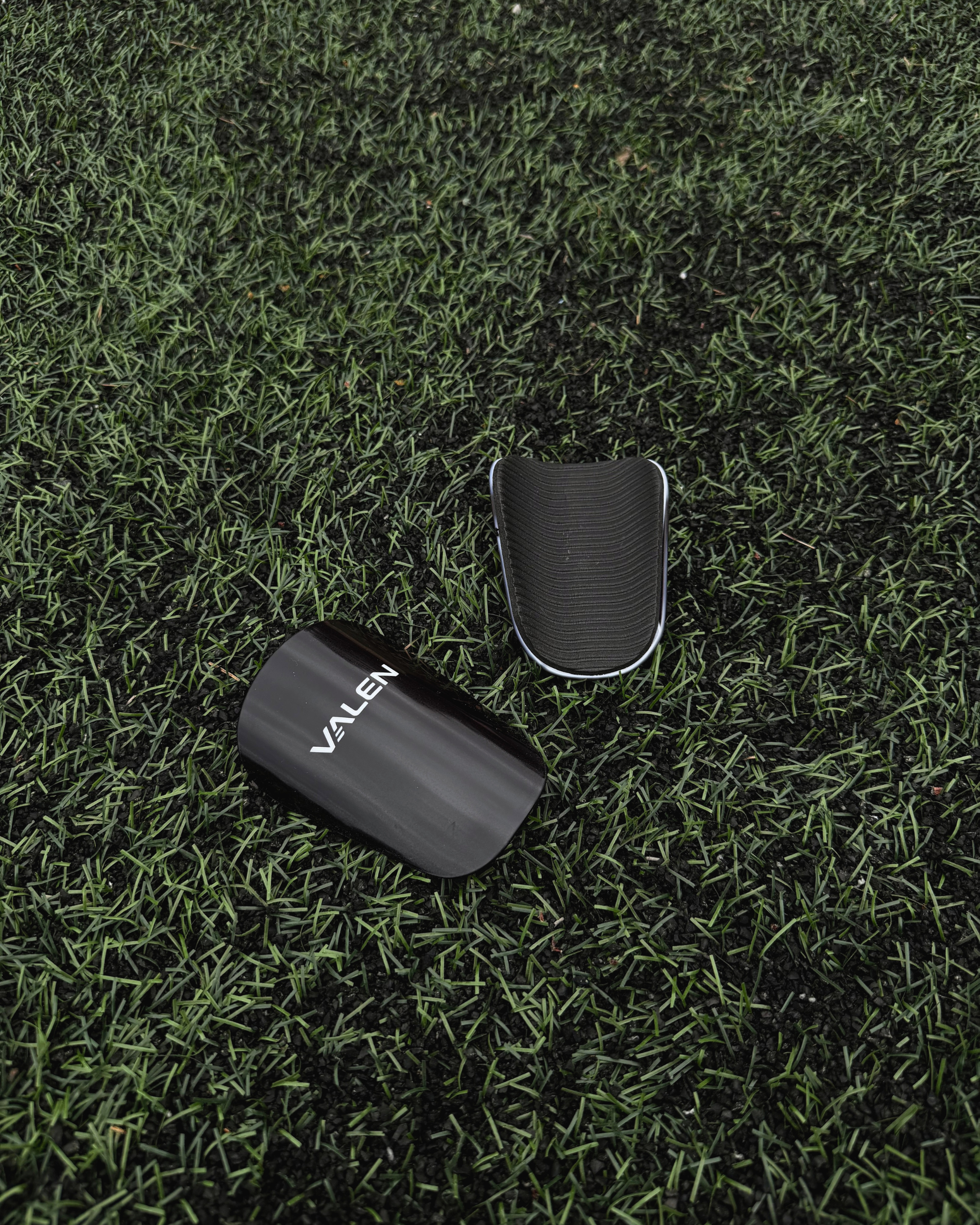VALEN Mini Shin Pads Black 10×6 cm – mini säärisuojat